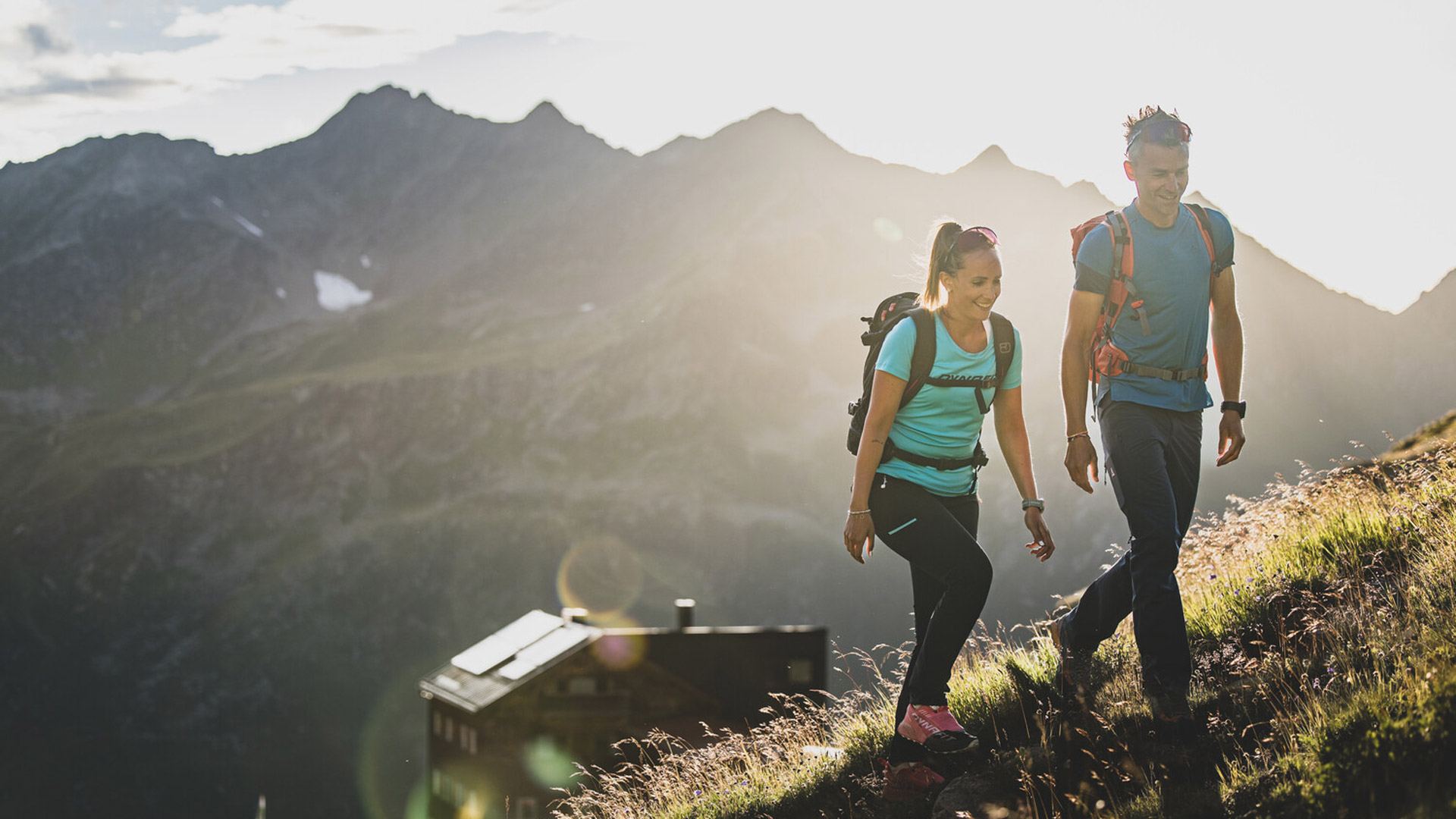 Sommerurlaub in St. Anton am Arlberg – Hotel Arlen Lodge Wanderer beim Sommerurlaub in St. Anton am Arlberg mit Blick auf die Alpen
