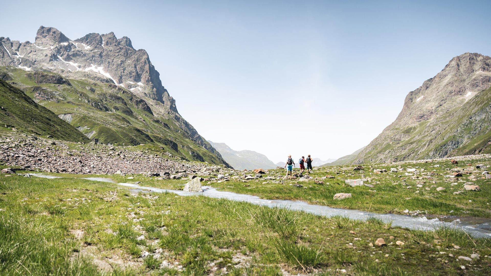 Sommerurlaub mit Wandern in St. Anton – Hotel Arlen Lodge Bergsee und Wandergebiet im Sommer bei St. Anton am Arlberg