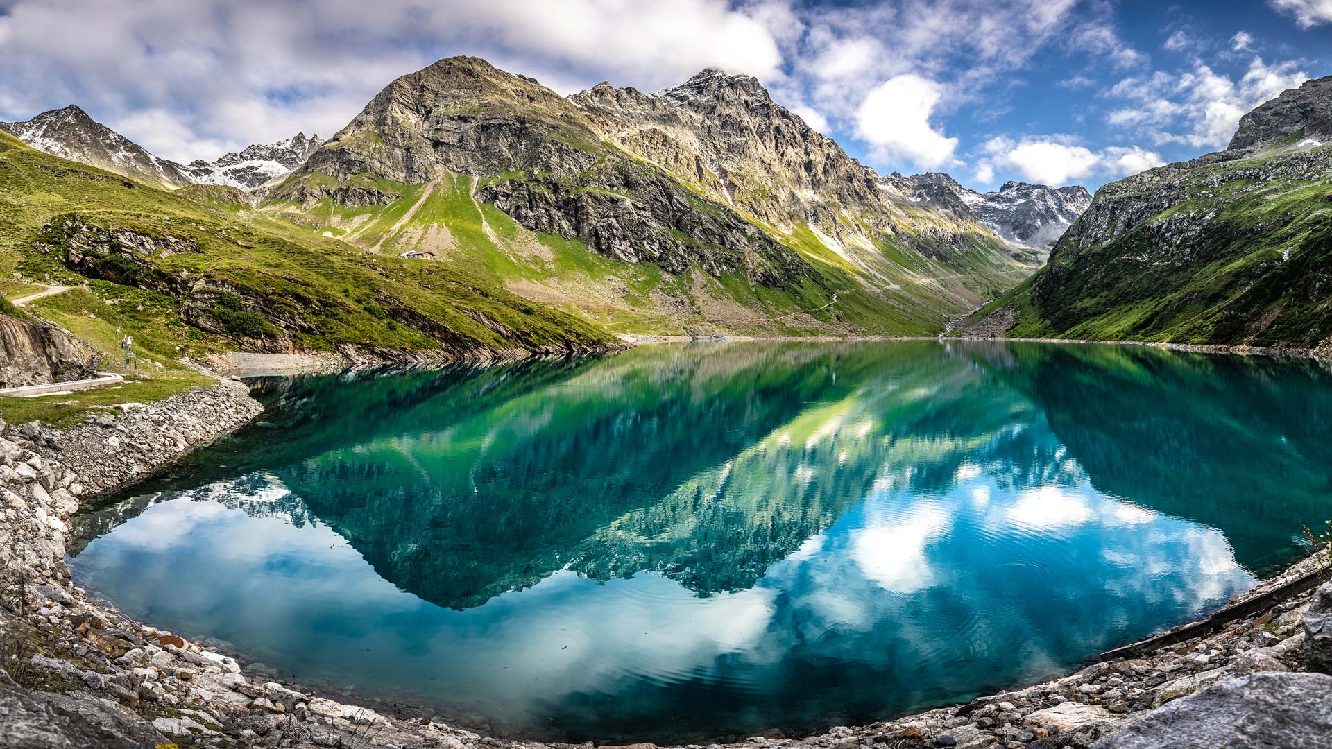 Sommerangebot in St. Anton am Arlberg – Hotel Arlen Lodge Kartellsee im Sommer bei St. Anton am Arlberg mit klarem Bergwasser